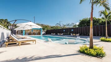 Una piscina al aire libre de temporada