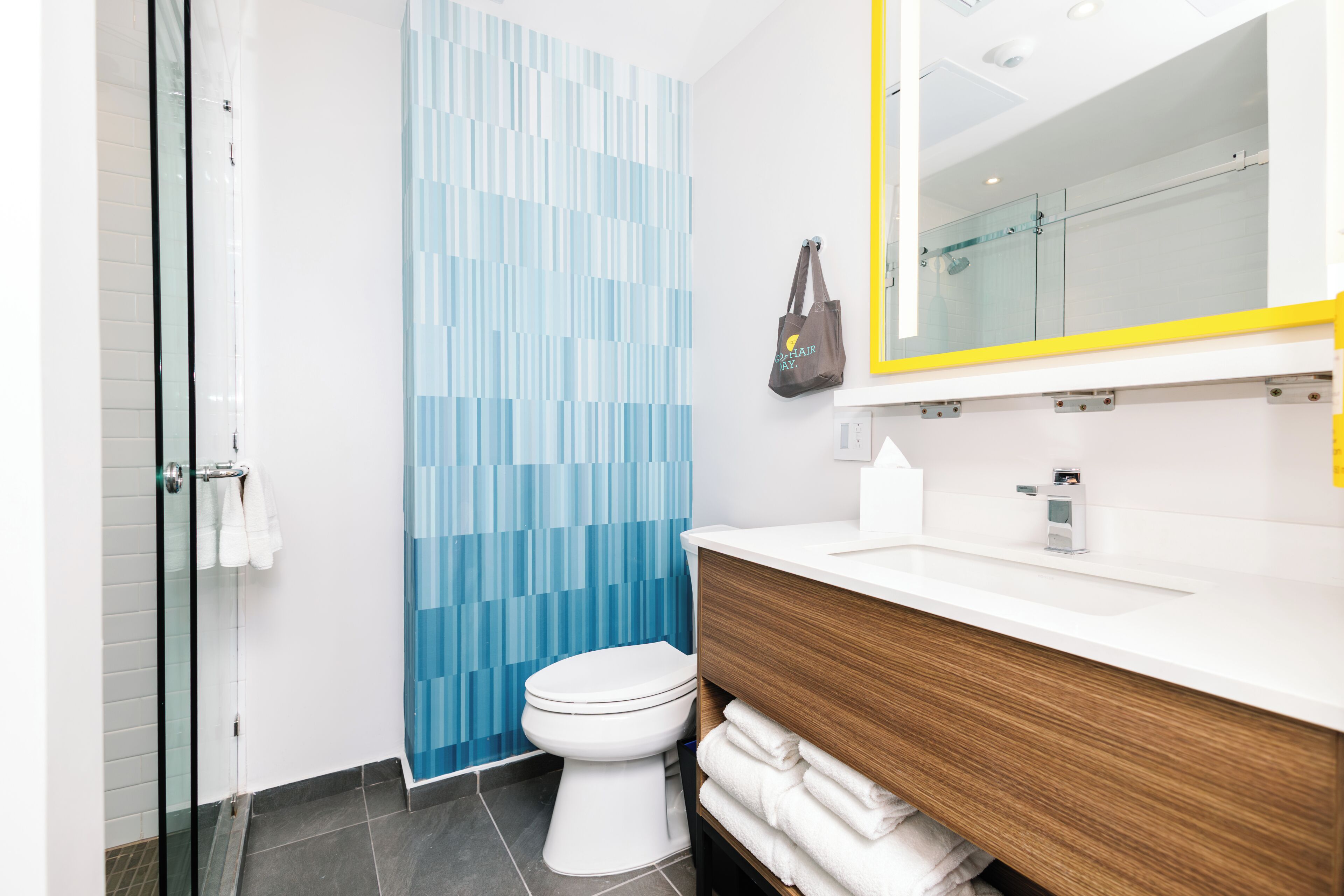 Chambre, 2 lits doubles | Salle de bain | Douche, douche à « effet pluie », sèche-cheveux, serviettes fournies