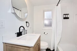 Douche, séchoir à cheveux, serviettes fournies, savon