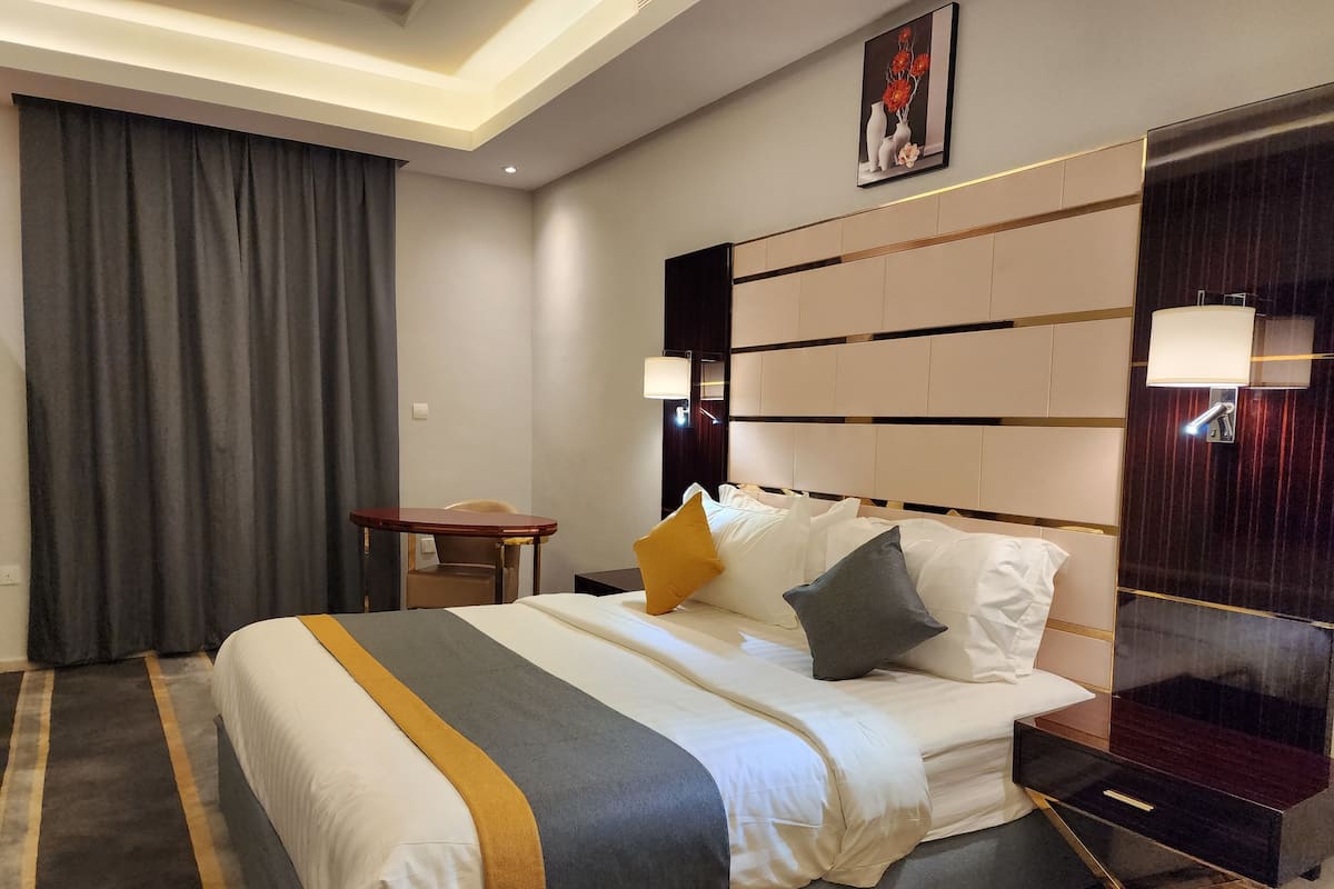 Hochwertige Bettwaren, Betten mit Memory-Foam-Matratzen, Zimmersafe