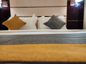 高档床上用品、记忆海绵床垫、客房内保险箱、遮光窗帘