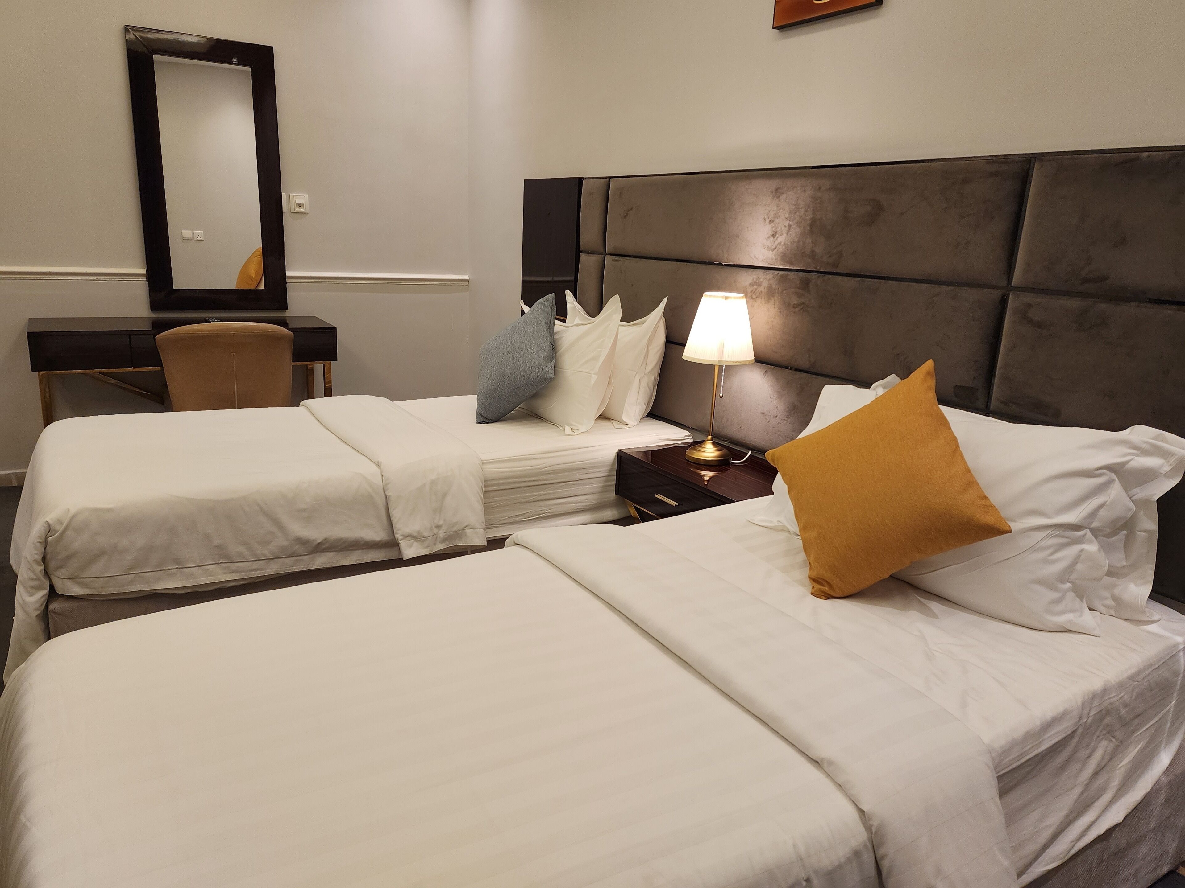 高級寢具、記憶棉床墊、房內夾萬、遮光窗簾/窗簾