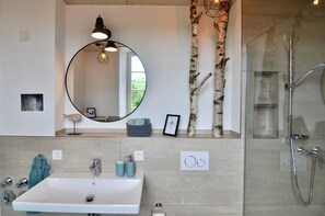 Dusche, Haartrockner, Handtücher, Seife