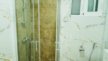 Hårtork, handdukar, tvål och toalettpapper
