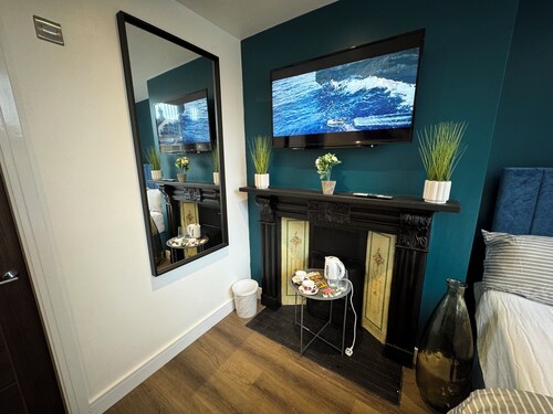 Luxury Southgate House 6 Bedroom 6 bathroom Jacuzzi Bath 2 Min M62 Free Parking