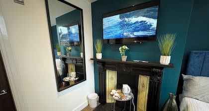 Luxury Southgate House 6 Bedroom 6 bathroom Jacuzzi Bath 2 Min M62 Free Parking