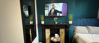 Luxury Southgate House 6 Bedroom 6 bathroom Jacuzzi Bath 2 Min M62 Free Parking