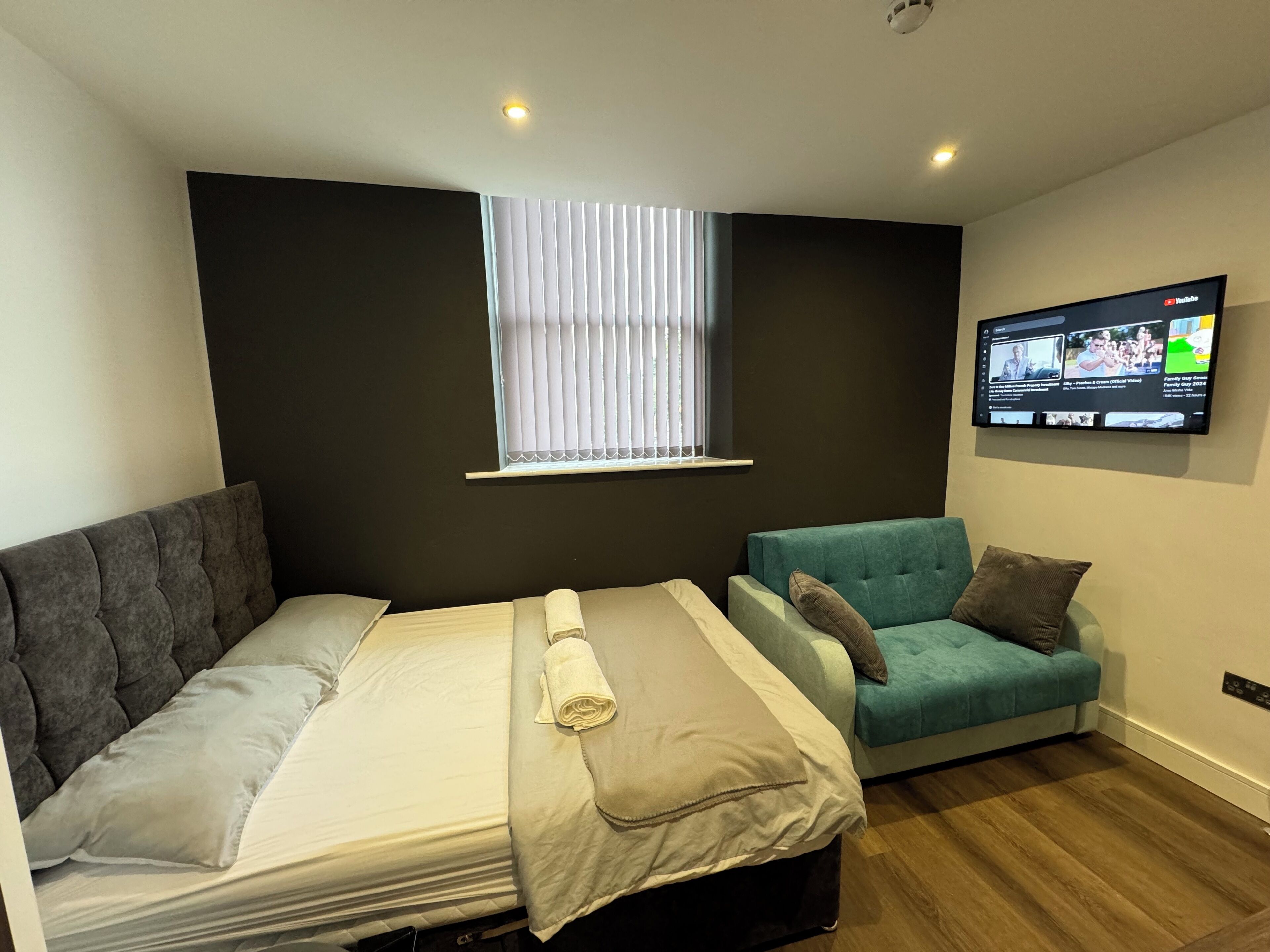 6 habitaciones, tabla de planchar con plancha, wifi y ropa de cama 