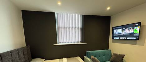 6 quartos, ferros/tábuas de passar roupa, Wi-Fi, roupa de cama