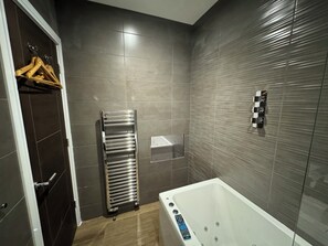 Shower, jetted tub, hair dryer, towels - Luxury Southgate House 6 Bedroom 6 bathroom Jacuzzi Bath 2 Min M62 Free Parking (Elland)