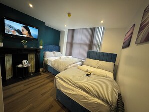 6 bedrooms, iron/ironing board, WiFi, bed sheets - Luxury Southgate House 6 Bedroom 6 bathroom Jacuzzi Bath 2 Min M62 Free Parking (Elland)