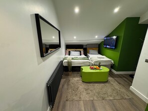 6 habitaciones, tabla de planchar con plancha, wifi y ropa de cama