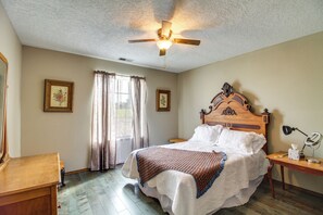 Desk, iron/ironing board, Internet, bed sheets