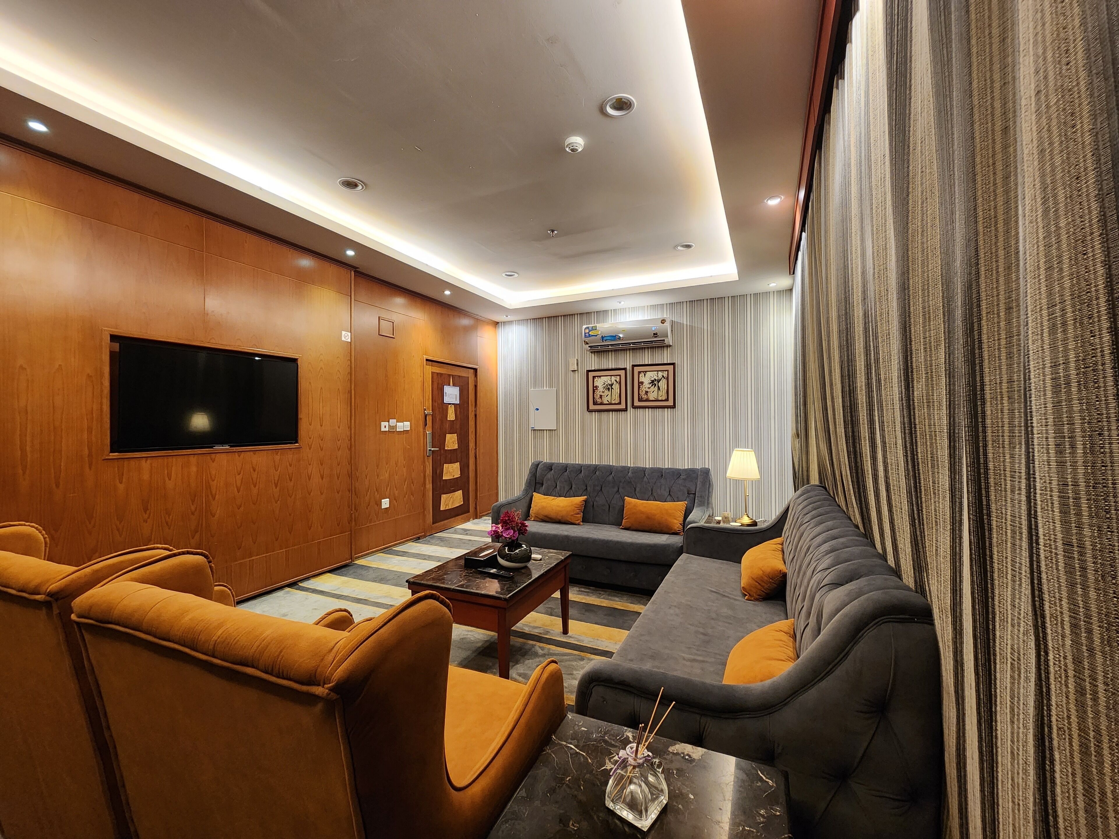 Executive Suite | Living area | 3-cm LCD TV with cable channels
