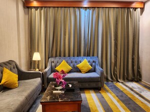 Suite, 2 chambres | Aire de séjour | Téléviseur ACL de 3 cm avec télévision par câble