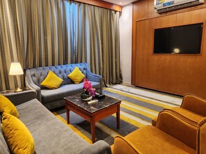 Suite, 2 chambres | Aire de séjour | Téléviseur ACL de 3 cm avec télévision par câble