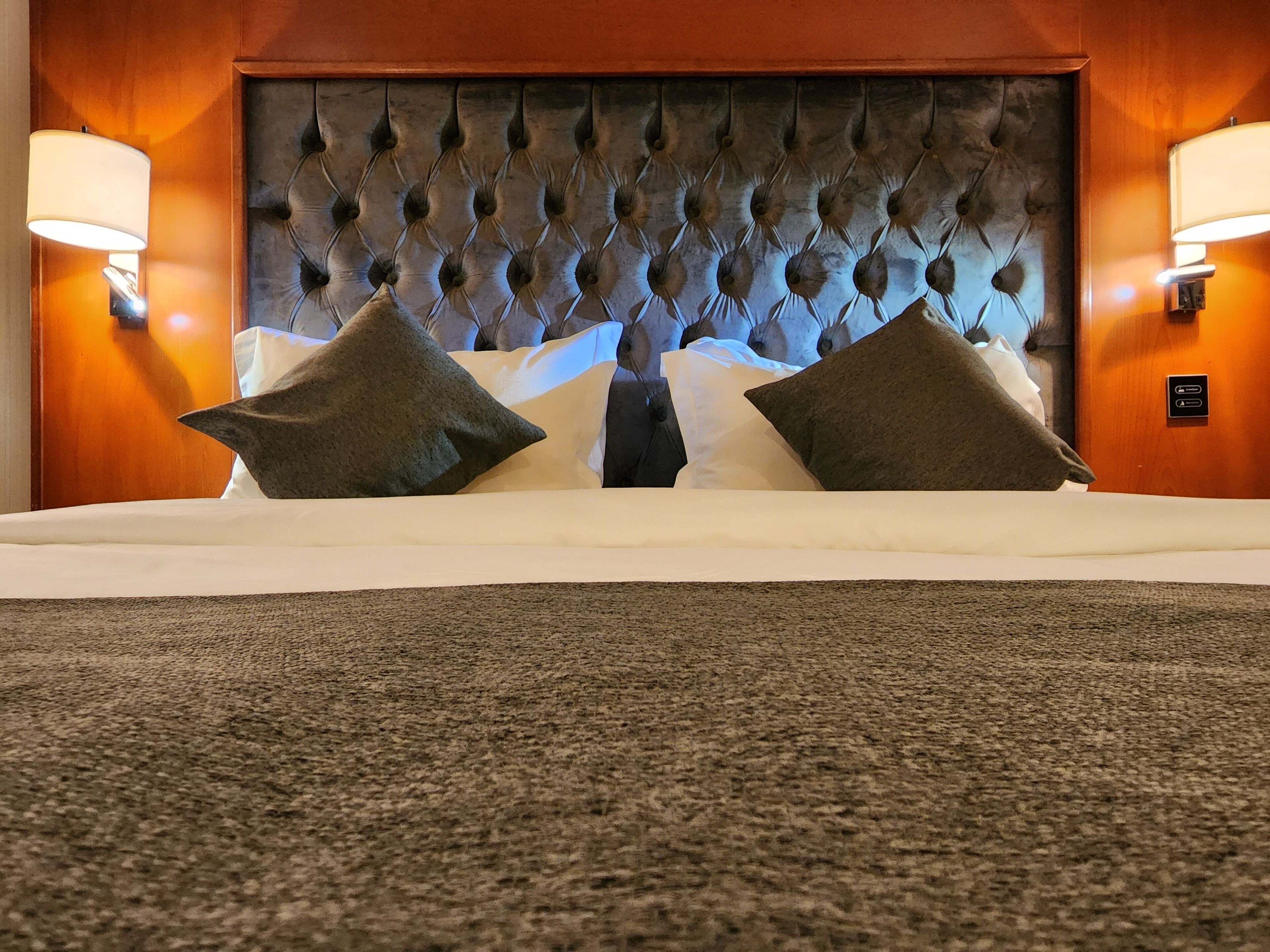 高級寝具、低反発ベッド、セーフティボックス (室内)、遮光カーテン