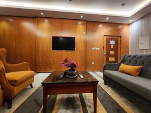 Phòng Suite Superior | Khu phòng khách | TV LCD 3-cm có truyền hình cáp