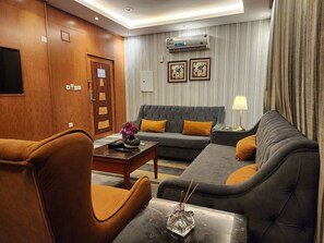 Executive suite | Living area | 3-cm LCD TV with cable channels