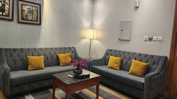 Suite | Living area | 3-cm LCD TV with cable channels