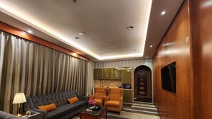 Een moderne woonkamer met een bank, fauteuil en salontafel.