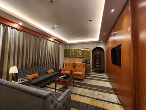 Executive-Suite | Wohnbereich | 3-cm-LCD-Fernseher mit Kabelempfang