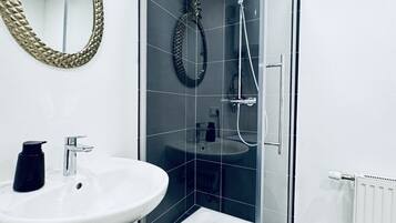 Dusche, Haartrockner, Handtücher, Seife