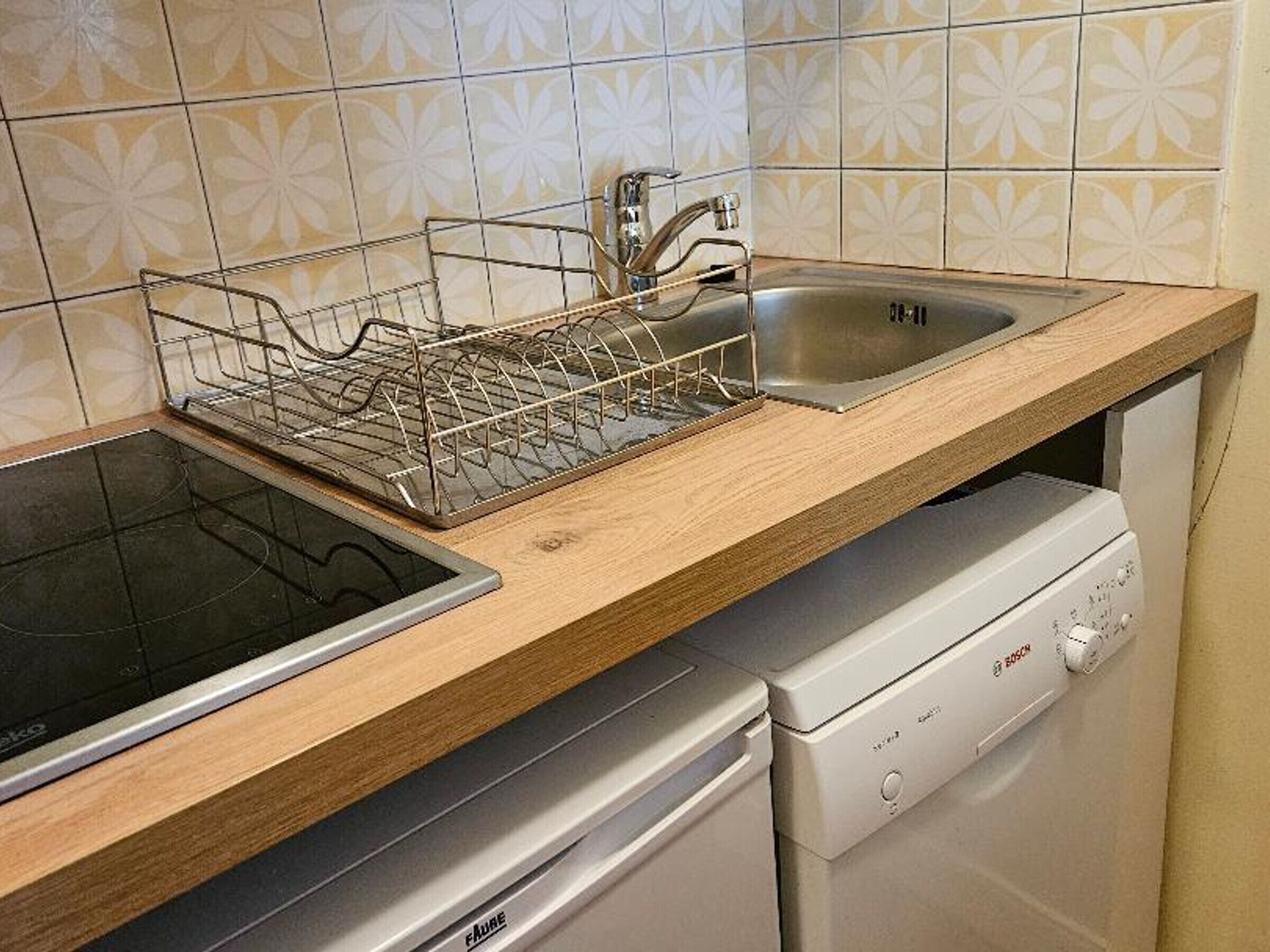 Een koelkast, een microgolfoven, een vaatwasser