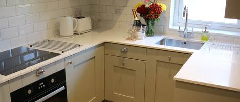 Frigorifero, microonde, forno, piano cottura