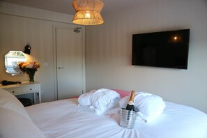 2 chambres, fer et planche à repasser, Wi-Fi, draps fournis