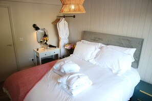 Een strijkplank/strijkijzer, wifi, beddengoed