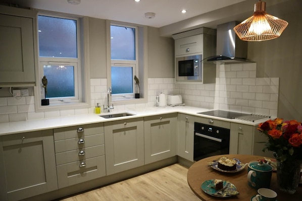 Refrigerador, microondas, horno, placa de cocina