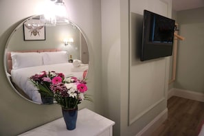 Tabla de planchar con plancha, wifi y ropa de cama