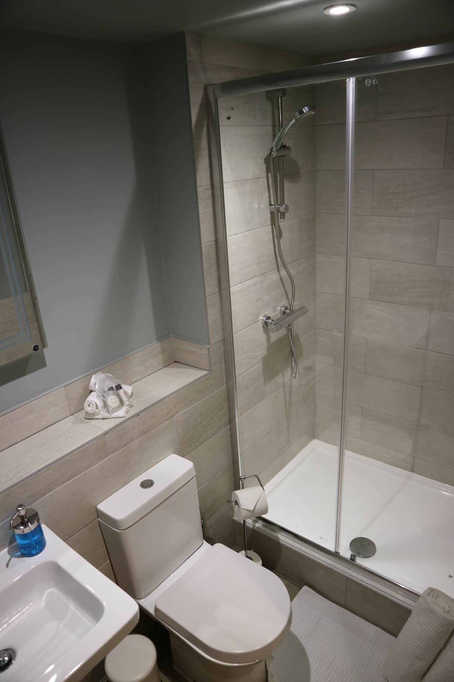 Sèche-cheveux, serviettes fournies