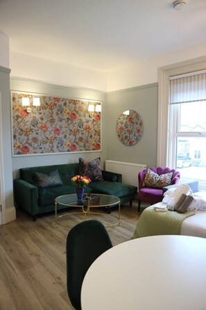 TV - Apartment 5 - The Promenade (Southport)