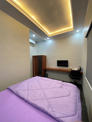 Desk, laptop workspace, free WiFi