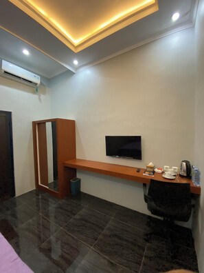 Desk, laptop workspace, free WiFi