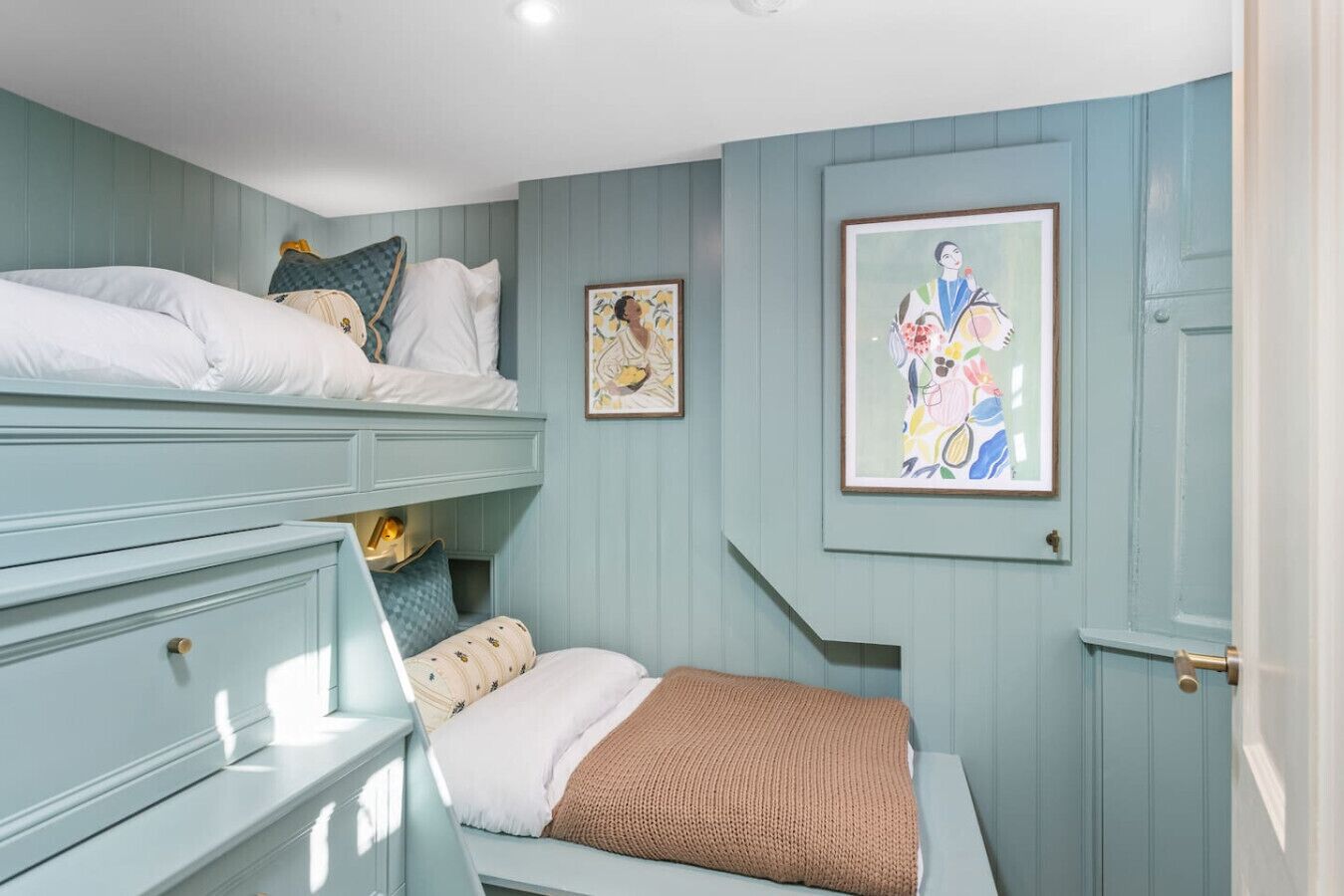 4 habitaciones, tabla de planchar con plancha, cuna de viaje y wifi 