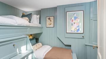 4 habitaciones, tabla de planchar con plancha, cuna de viaje y wifi