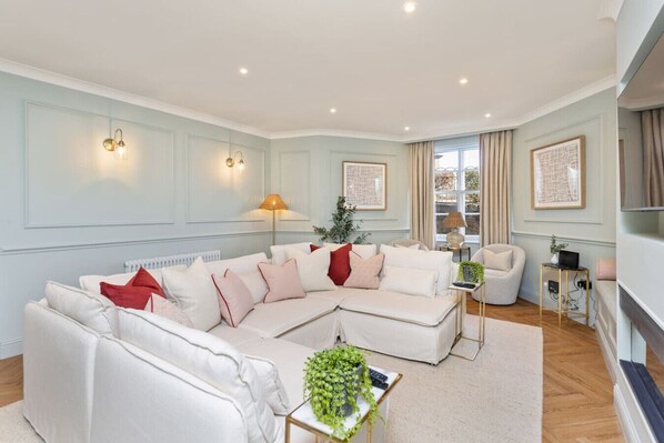 TV, fireplace - The Kings Park Luxury Residence (Stirling)