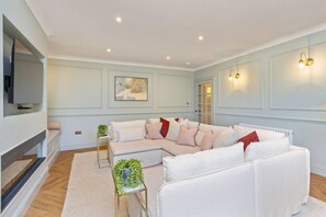 TV, fireplace - The Kings Park Luxury Residence (Stirling)