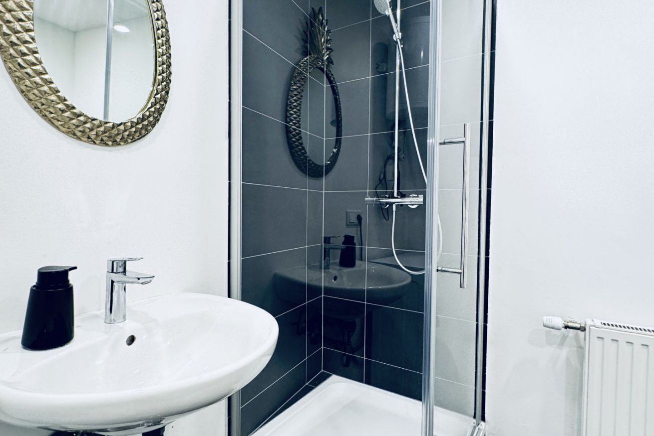 Douche, sèche-cheveux, serviettes fournies, savon