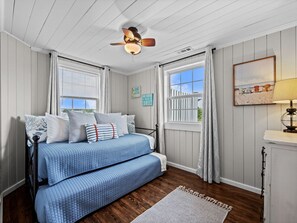 2 bedrooms, desk, iron/ironing board, WiFi - Bright, Beachy, and So Close to the Sea (Atlantic Beach)