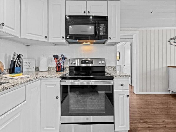 Frigorífic, microones, forn i placa de cuina 