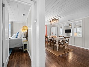 Dining - Bright, Beachy, and So Close to the Sea (Atlantic Beach)