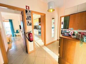 1 dormitorio, caja fuerte, tabla de planchar con plancha y cuna de viaje