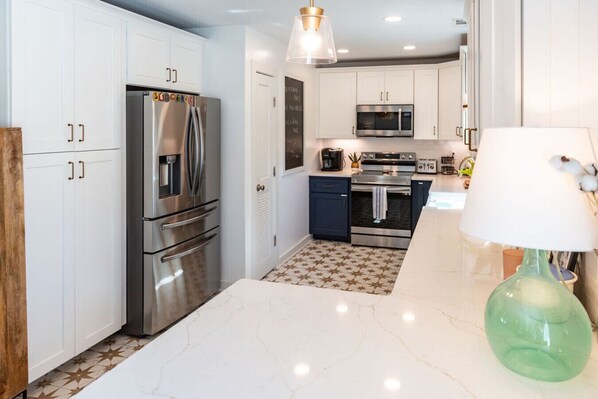 冰箱、微波炉、烤箱、炉灶