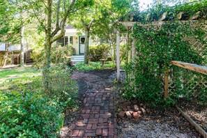 Property grounds - Dog-Friendly Vacation Rental in Beaufort, NC – Fenced Yard & Walk to Waterfront (Beaufort)