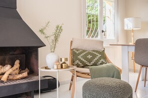 Una televisión, una chimenea, una mesa de tenis de mesa