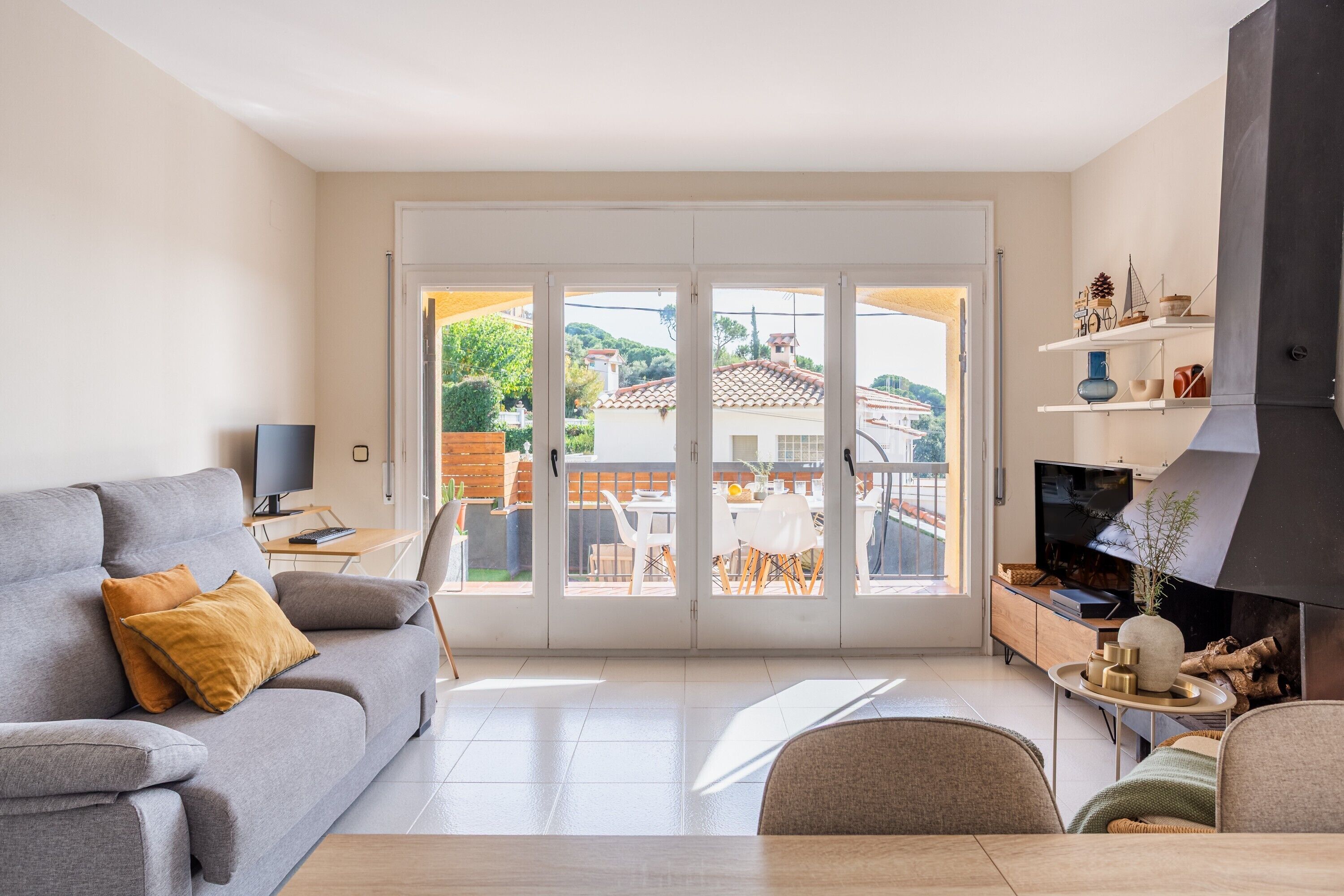 Televisio, takka, pöytätennispöytä